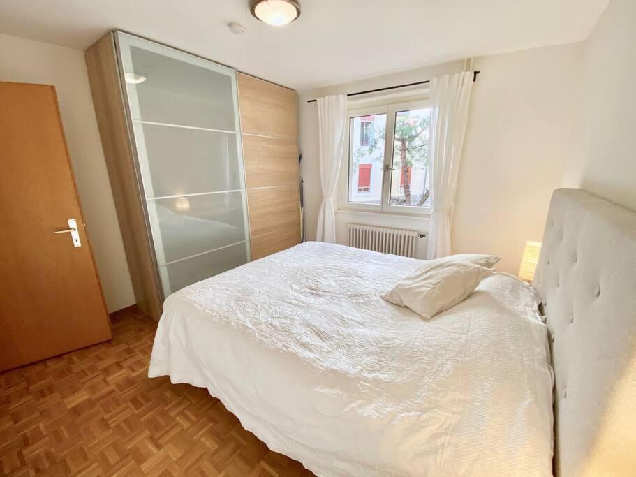 Comfortable, Very Well Located Between Train Station And Lake! Лозана Екстериор снимка